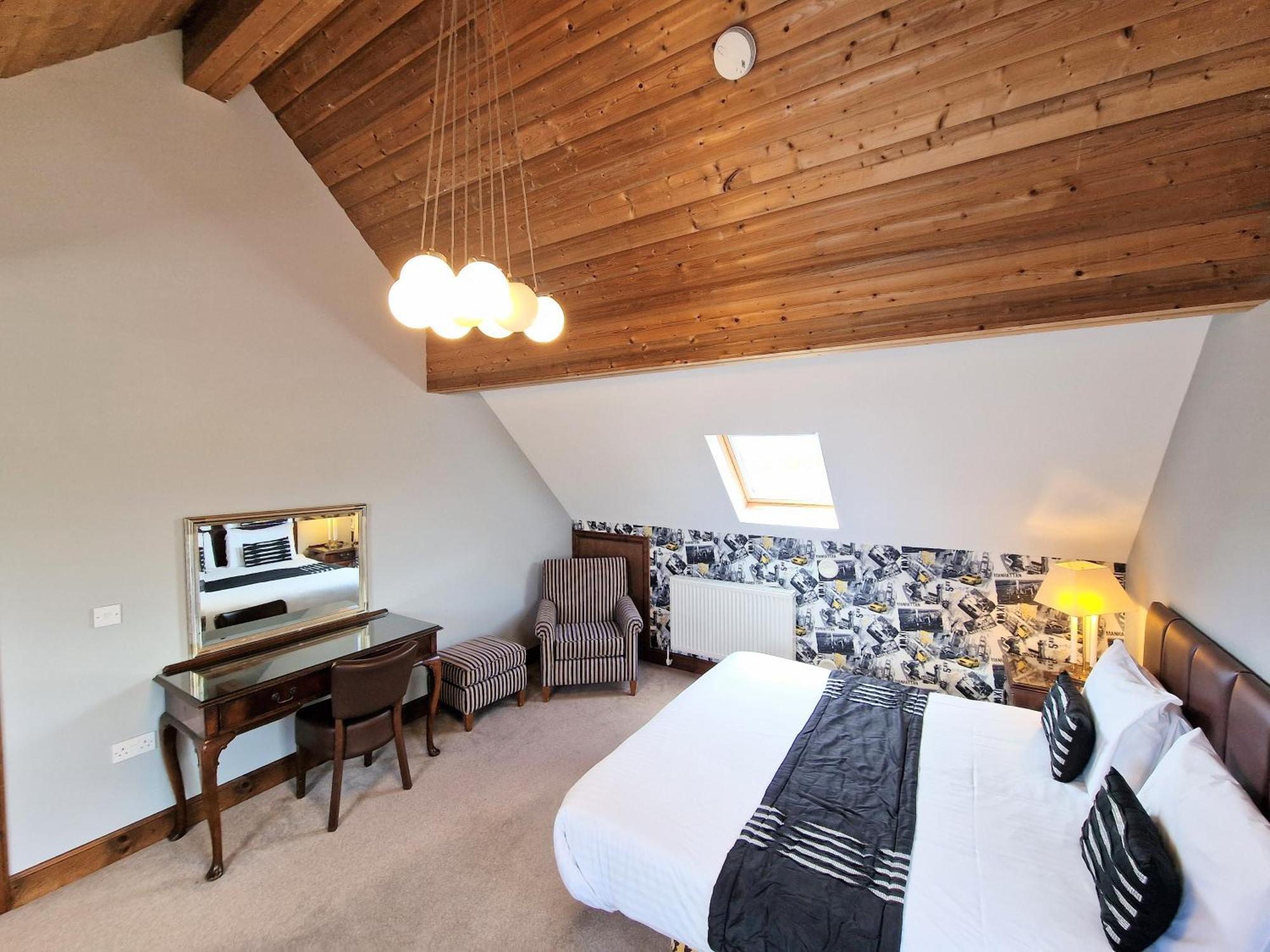 Lbtie Lodge With Two Private Hot Tubs - Fife - Loch Leven - Lomond Hills Kelty Exterior photo